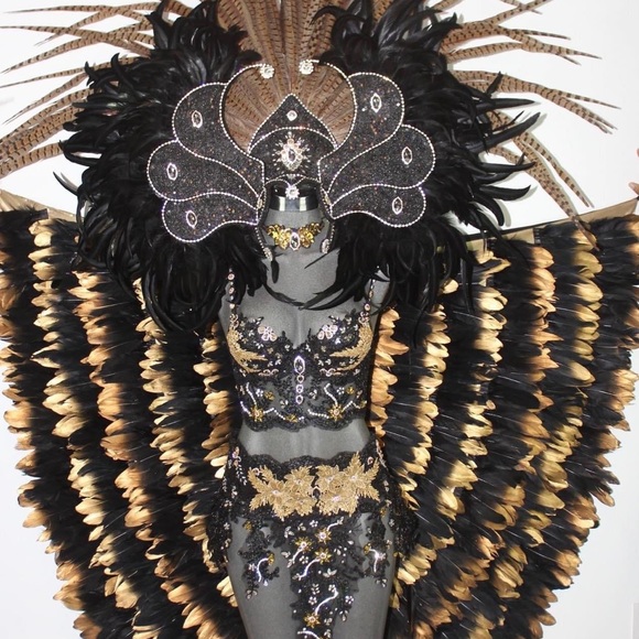 Very detail with real feathers, designed by Vanessa Barba a well known designer! - Picture 6 of 16